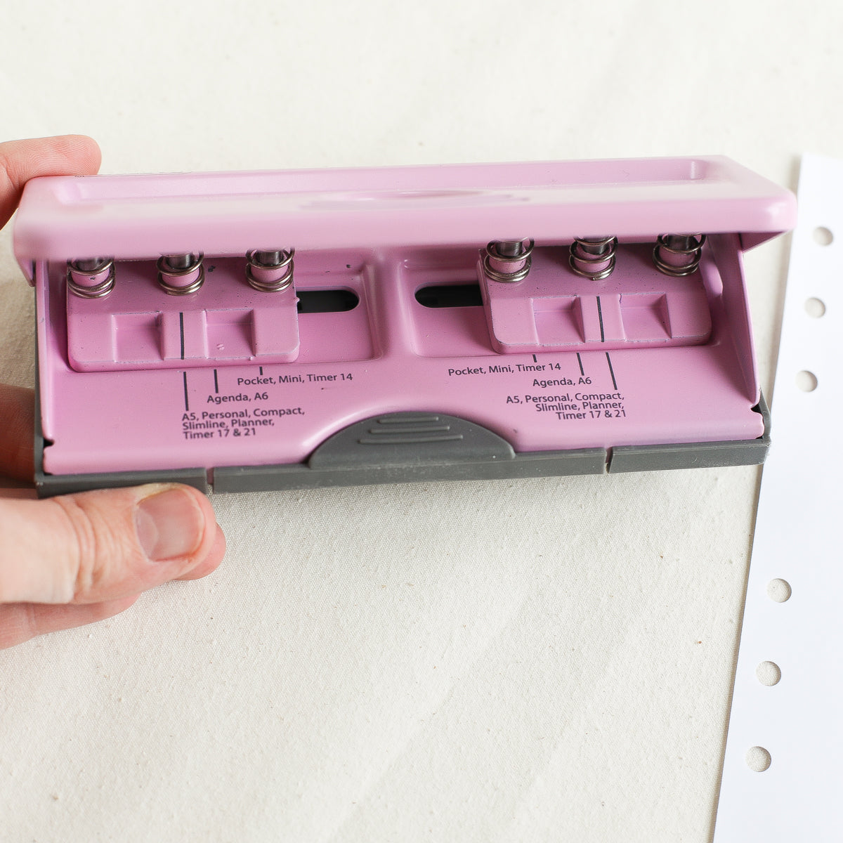 Rapesco 6-fach Locher verschiedene Farben